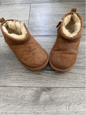 Toddler girl UGG Brown Classic Mini Boots Size 11